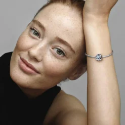 Pandora Charms<Charm moments Rose Ajourée & cristaux bleu - Argent